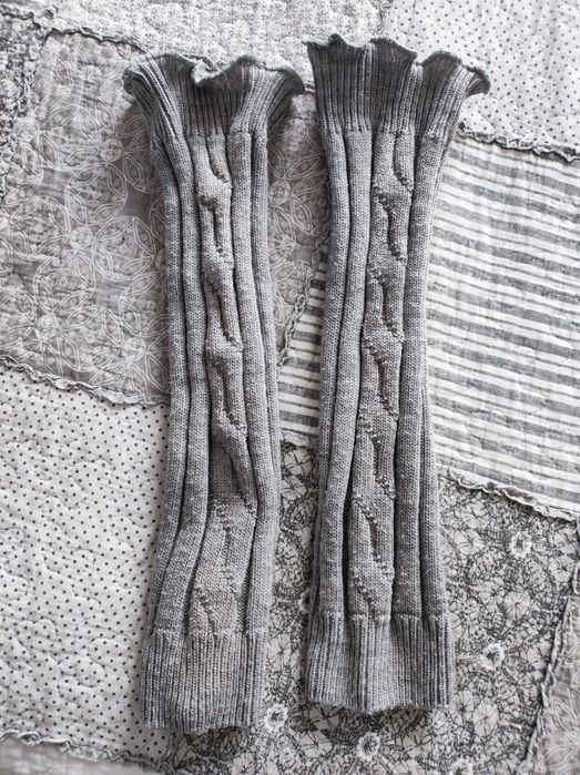 Szare dzianinowe getry