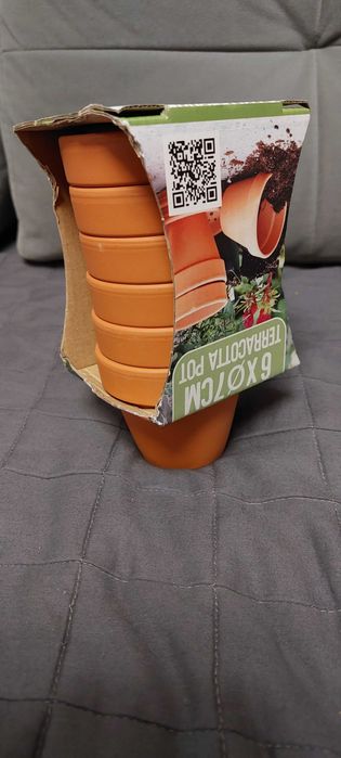 Doniczki 6 sztuk o wymiarach 7x6 cm.