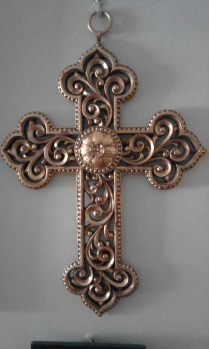 Cruz dourada e de madeira parede