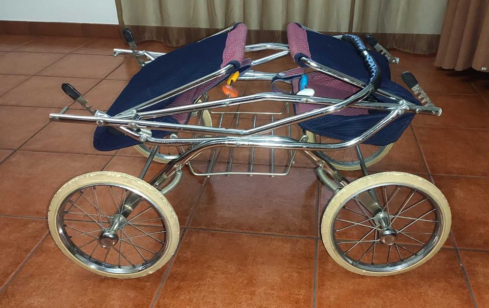 Carrinho de bebé vintage de gémeos