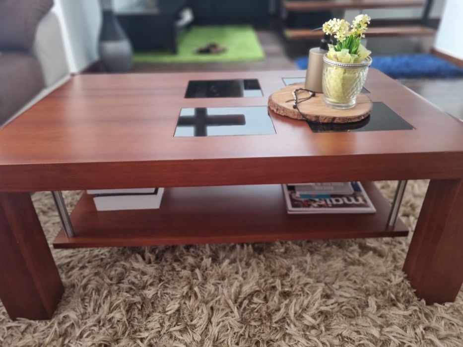 Conjunto de sala de jantar com mesa, aparador, tela e mesa de centro