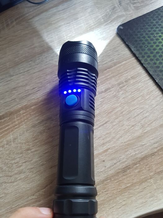 Latarka taktyczną z akumulatorem