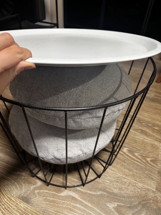 Stolik kawowy z poduszkami