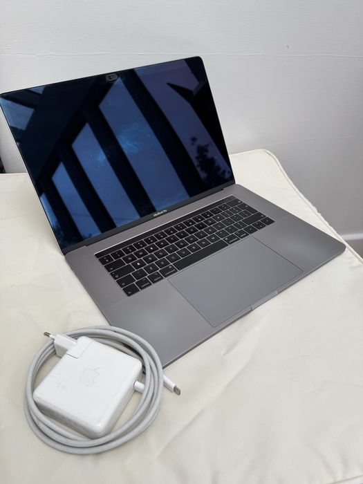 MacBook Pro 15” 2018 i7 16 GB 256 GB stan bardzo dobry!