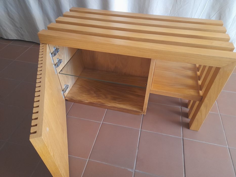 Móvel de apoio com porta