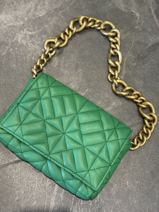 Зелена сумка Zara з стьобаним візерунком та масивним золотистим ланцюгом