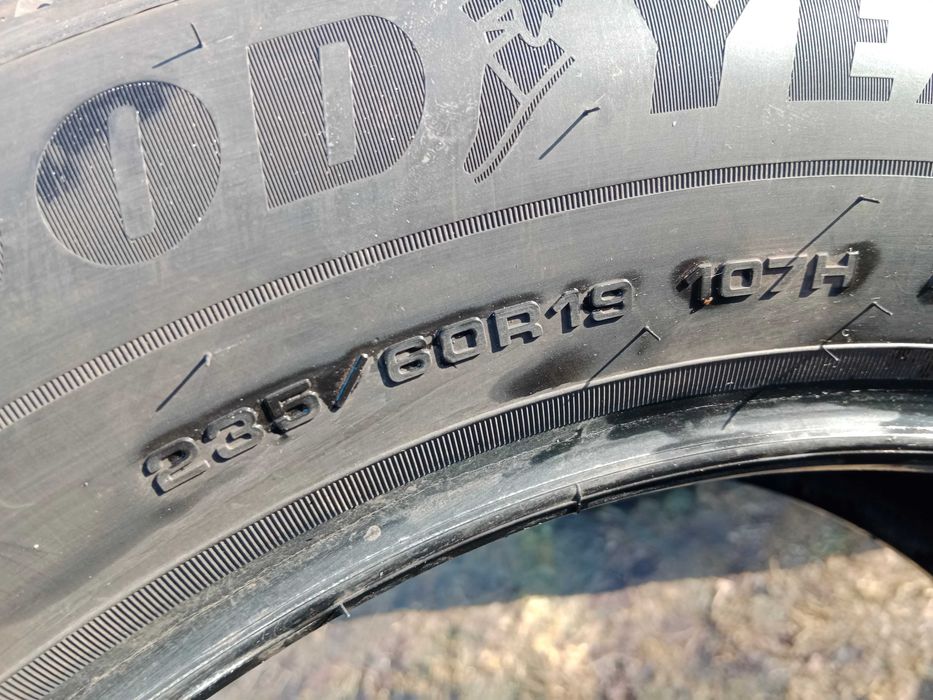 Opona używana 235/60R19 Goodyear Ultra Grip Performance + SUV 1szt.