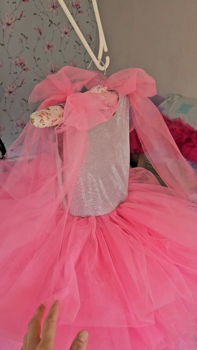 Платье розовое с банками на девочку 5-6 лет пышное нарядное блестящее