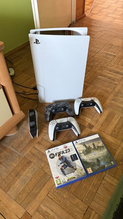 PS5 825GB z napędem + 3 pady + stacja ładująca + 2 GRY