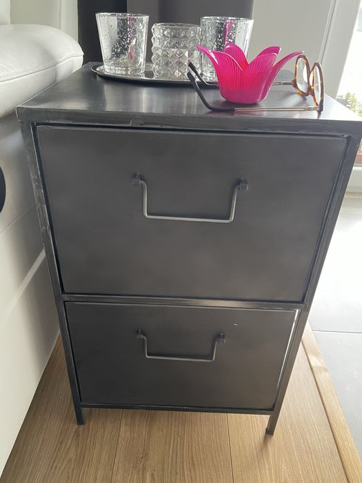 Pequeno movel em metal