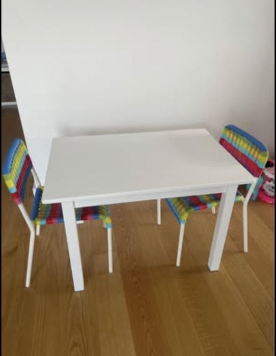 Conjunto Infantil Mesa Branca + 2 Cadeiras Coloridas
