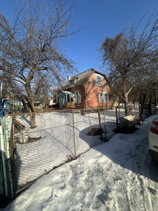 Продам будинок коло річки,в центрі міста