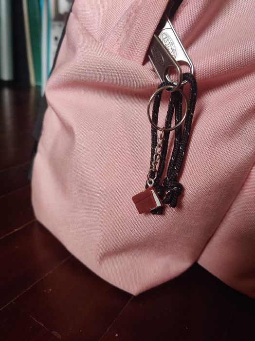 Porta-chaves de livro castanho