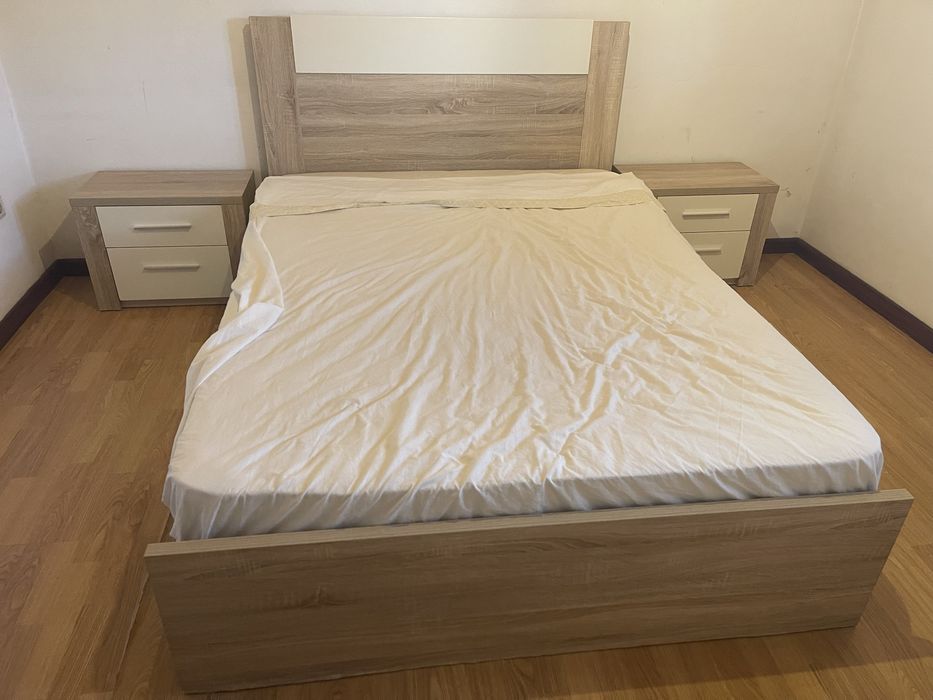 Cama de casal com mesas de cabeceira
