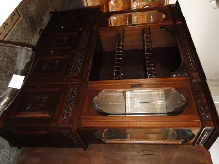 Móvel de sala em madeira trabalhada com cristaleira - óptimo estado T