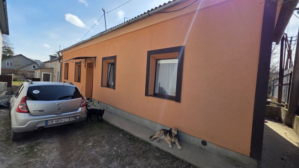 Продається пів особняка