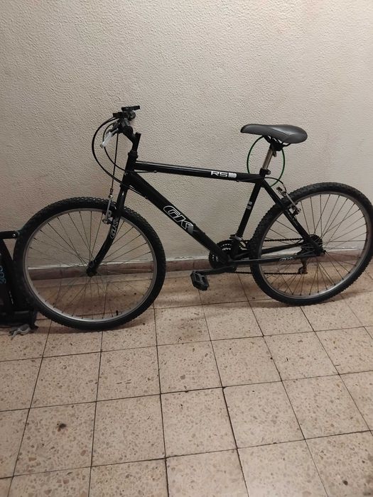 Bicicleta de montanha e rolo de treino
