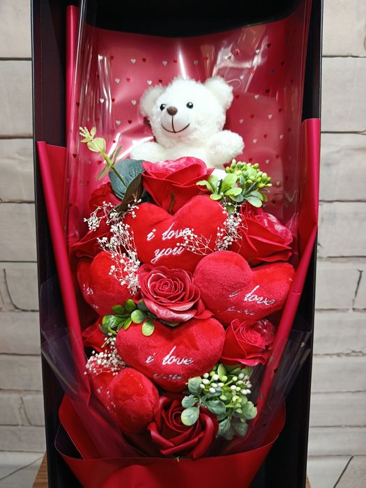 mydlany flower box bukiet z misiem i serduszkami