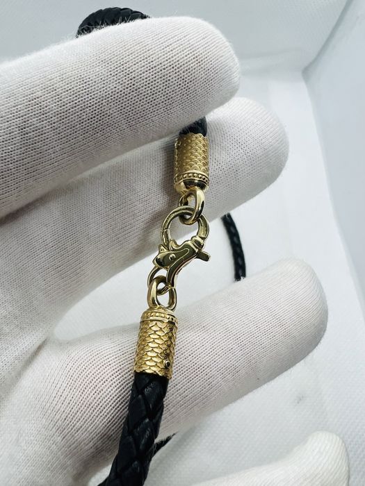 Золотой крест , эбеновое дерево, 1.15 карат.