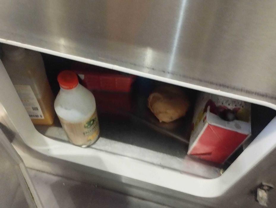 vitrine frigorifica integrada dentro de um balcão de madeira