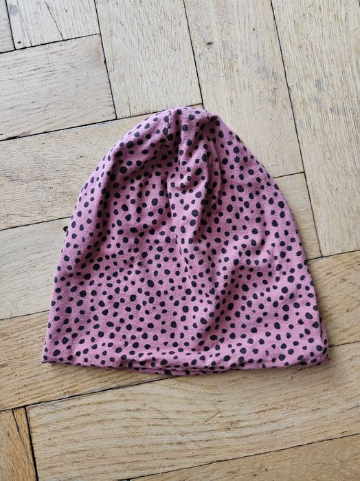 dziecięca czapka w kropki