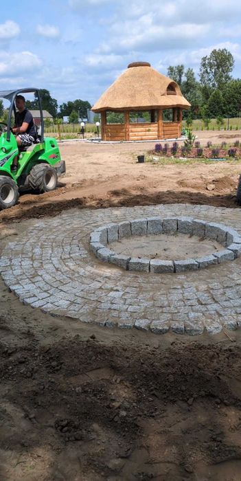 Prace ziemne  - mini koparka - ładowarka Avant 635 - glebogryzarka