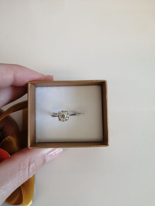 Anel de noivado em ouro e diamantes