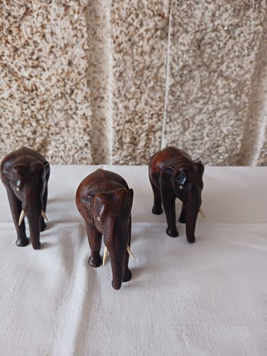 Elefantes antigos em madeira exótica