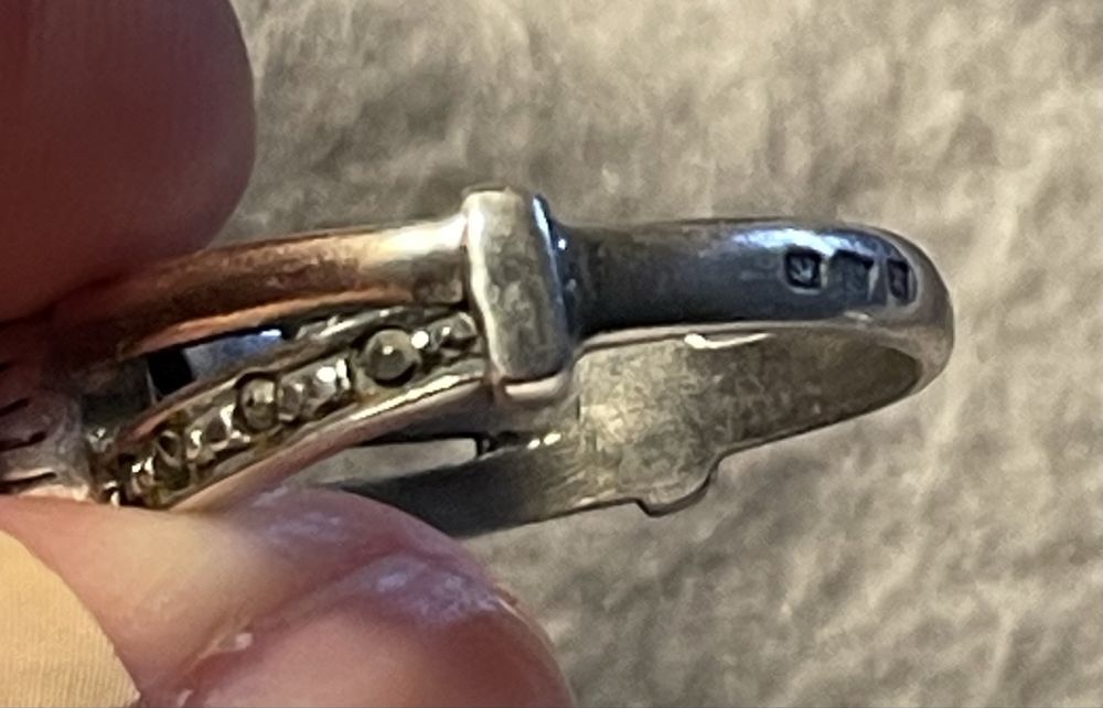 Anel em prata com pedra amarela e detalhes chapados a ouro