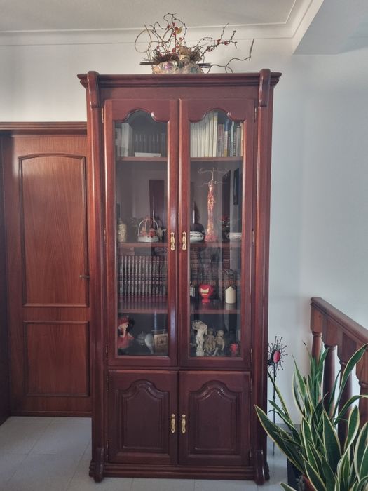 Vitrine em madeira de mogno