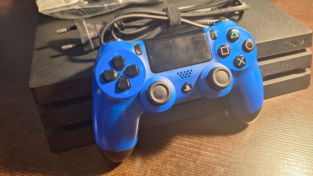 PlayStation 4 Pro 1TB + pad + okablowanie+2gry