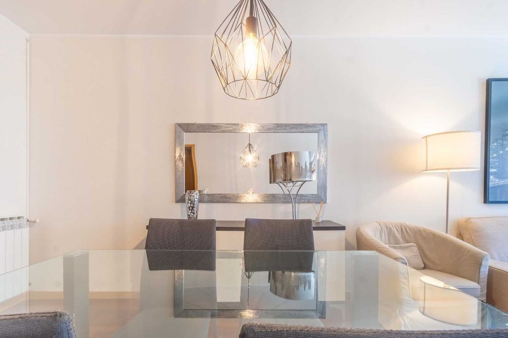 Conjunto de Sala – Mesa de Vidro|4 Cadeiras|Aparador|Espelho|Candeeiro