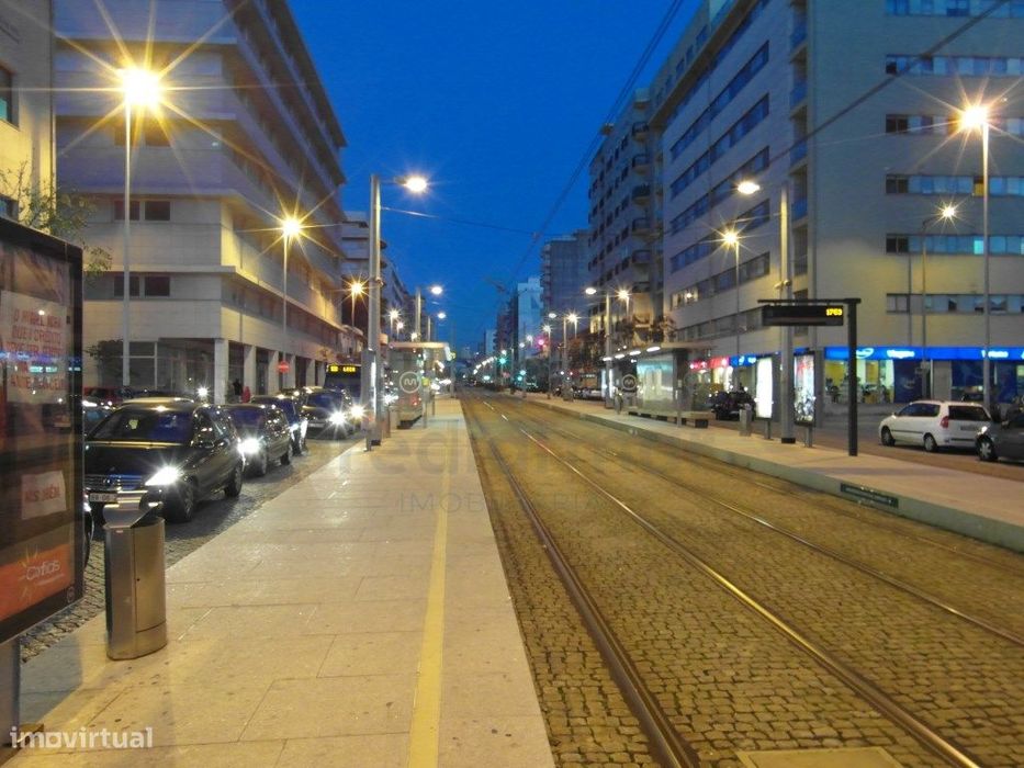 Conforto e Localização: T0 Pronto a Habitar Perto da Praia e Metro