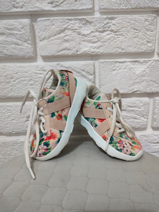 Buty Zara w kwiaty rozmiar 20