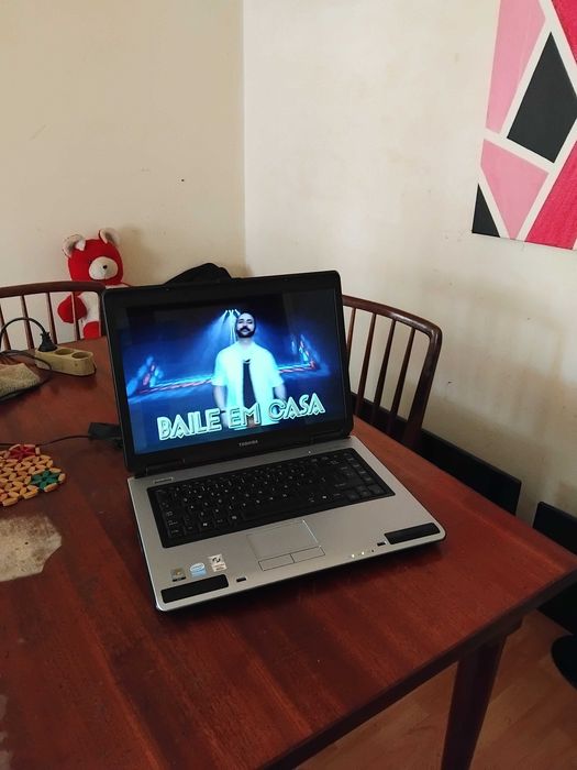 Computador portatil bararato com carregador original  com bateria em bom estado