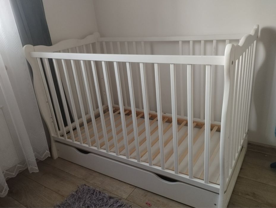 Drewniane łóżeczko dziecięce z szufladą