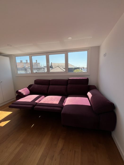 Sofá Bordô Elétrico