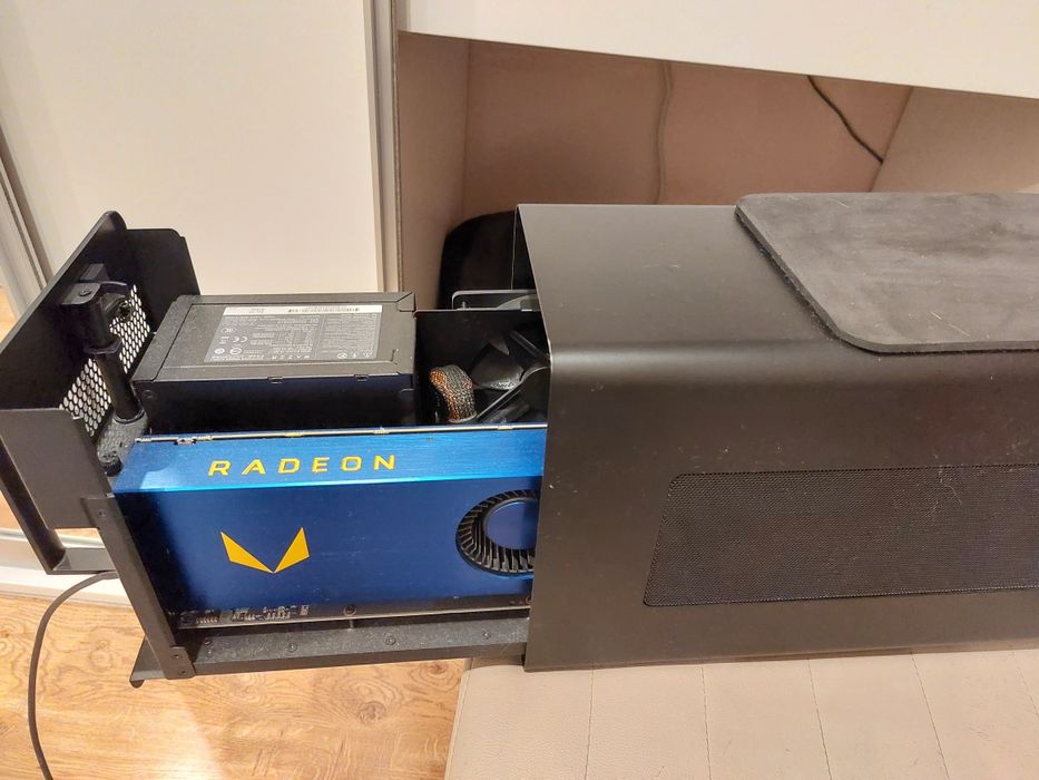 Karta Graficzna Radeon Vega FE 16 GB HBM2 + obudowa