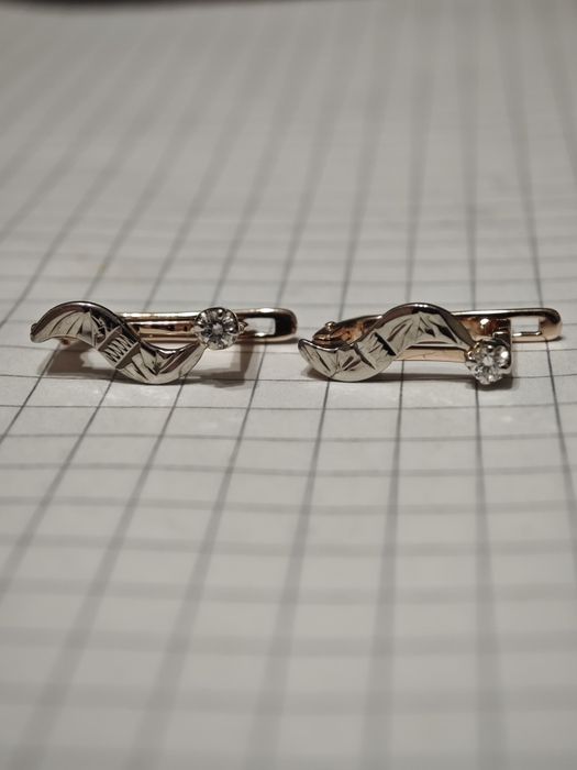 Золоті сережки з діамантами, 585 проба.