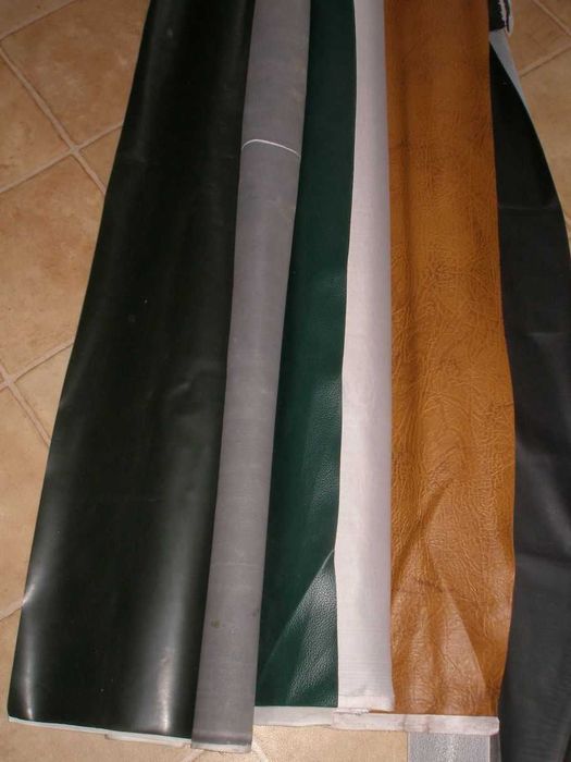 Куски дерматину для оббивки.