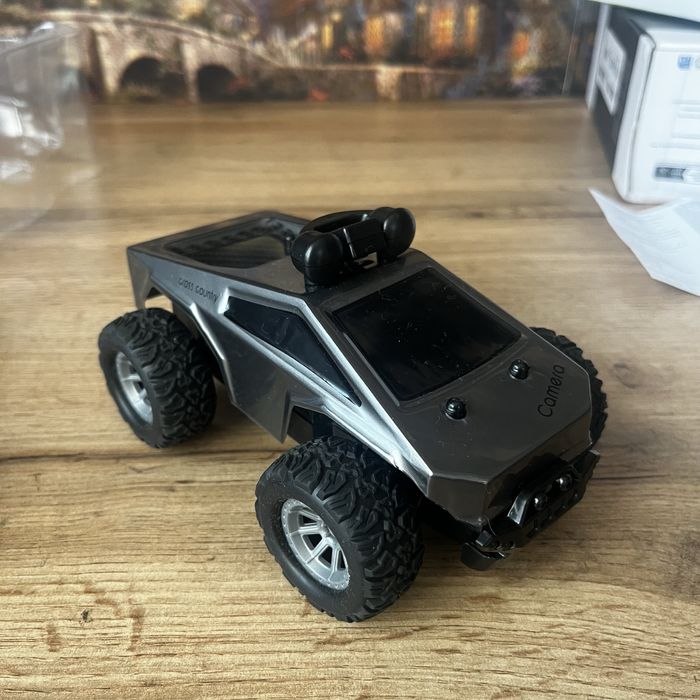 Машинка на пульті керування з камерою