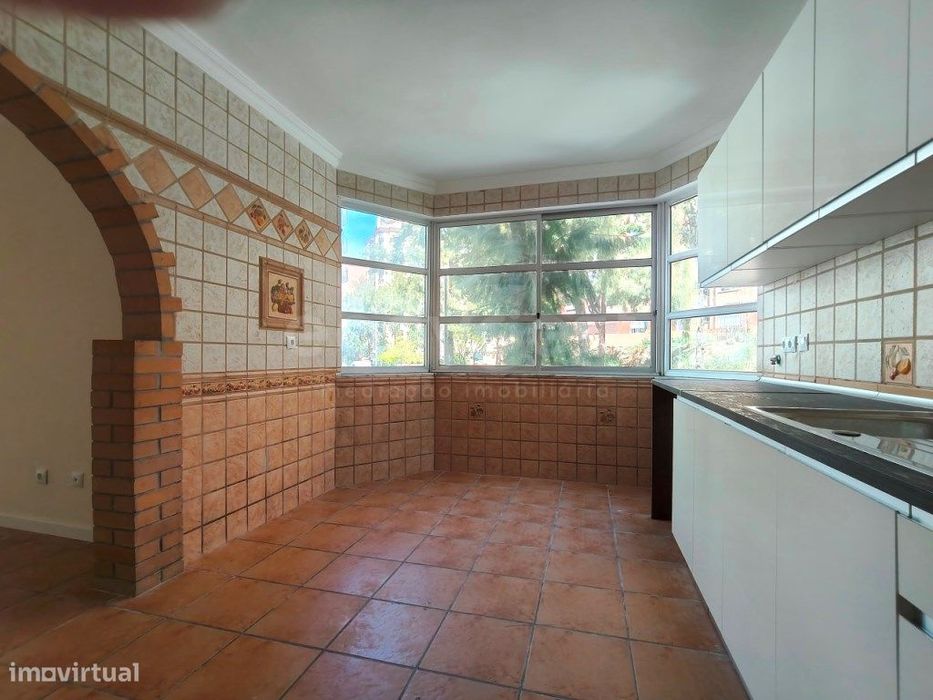 T2 com 95 m², cheio de luz natural e arrecadação na Tapada das Mercês