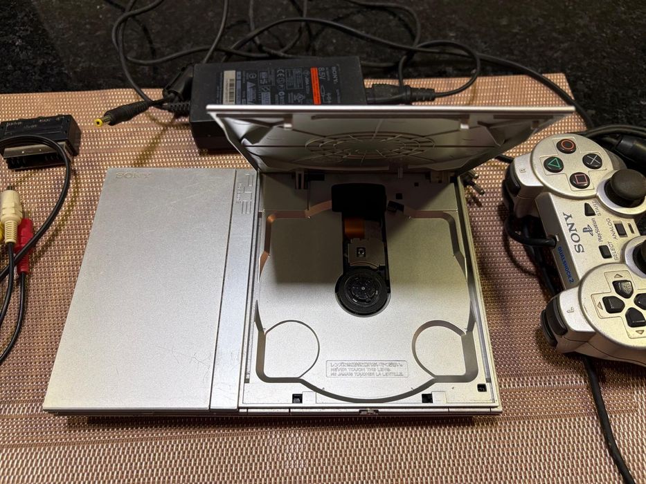 PlayStation 2 Slim Silver + comando