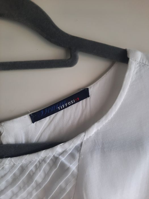 Blusa branca com detalhe no peito da Tiffosi