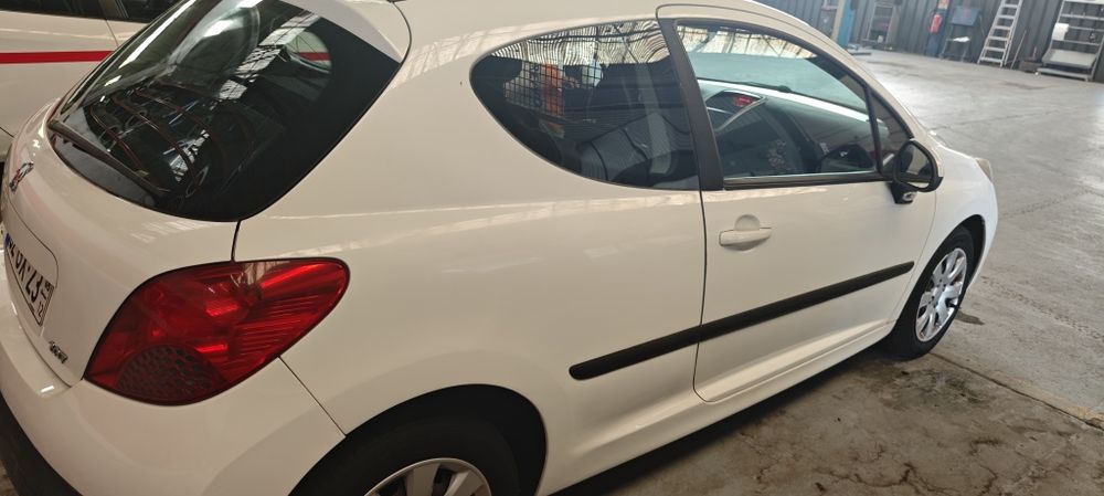 Vendo Peugeot 2007. Muito bom estado.
