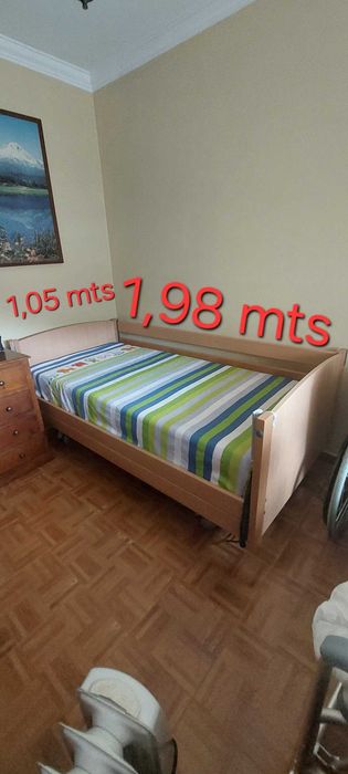 Vendo cama articulada eléctrica como nova. Possui grades de proteção e colchão anti-escaras.