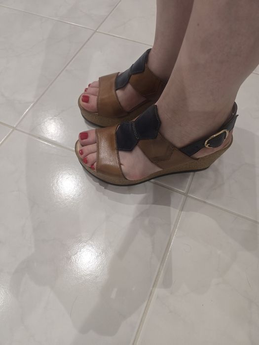 Sandália cunha em pele marca milano