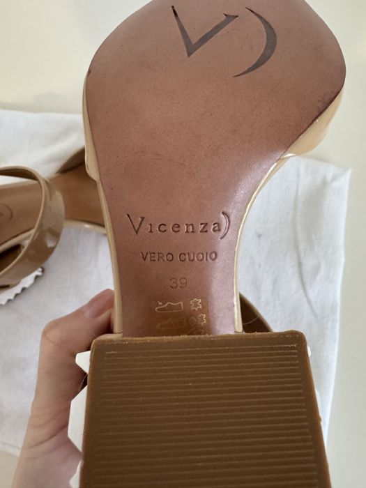 Нові босоніжки 39 розмір