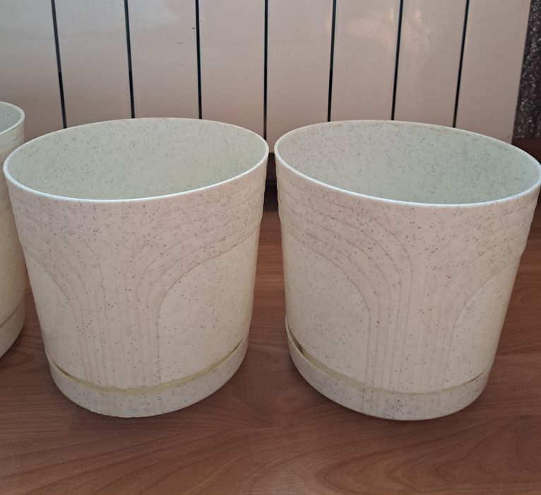 Продам пластиковые горшки.