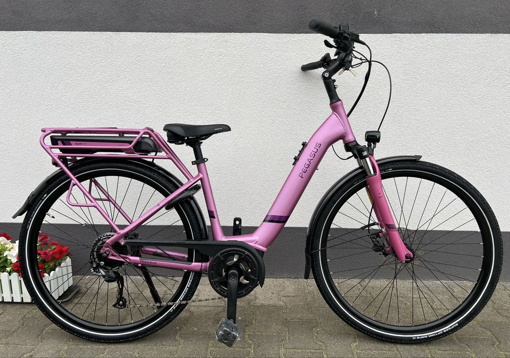 Rower Elektryczny PEGASUS SOLERO E9 LITE Silnik BOSCH PERFORMANCE Damski FIOLET Nieużywany 28" SHIMANO 9 biegów E-Bike Hamulce Tarczowe Hydrauliczne
